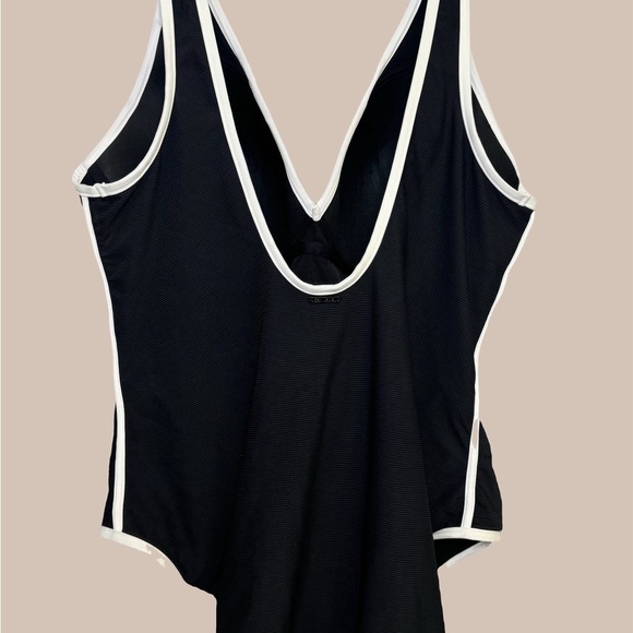 Sea Level Swim Black And White One Piece Swimsuit - NWOT - Picture 4 of 6